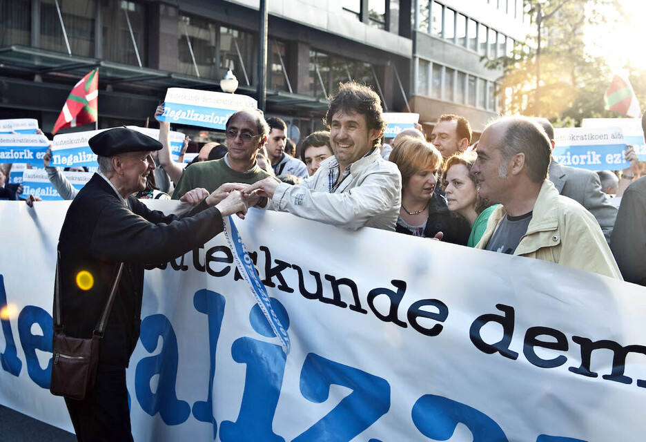 El infatigable luchador Periko Solabarria saluda a quienes portan la pancarta de la manifestación contra la ilegalización.