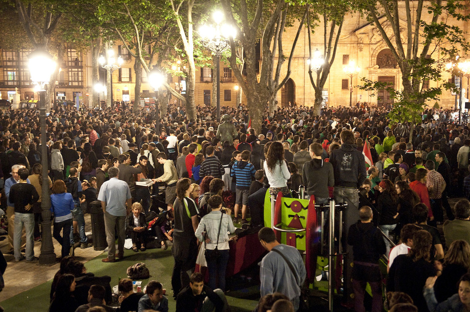 Mucha gente en la concentración del Arenal en la noche del 5 al 6 de mayo de 2011.
