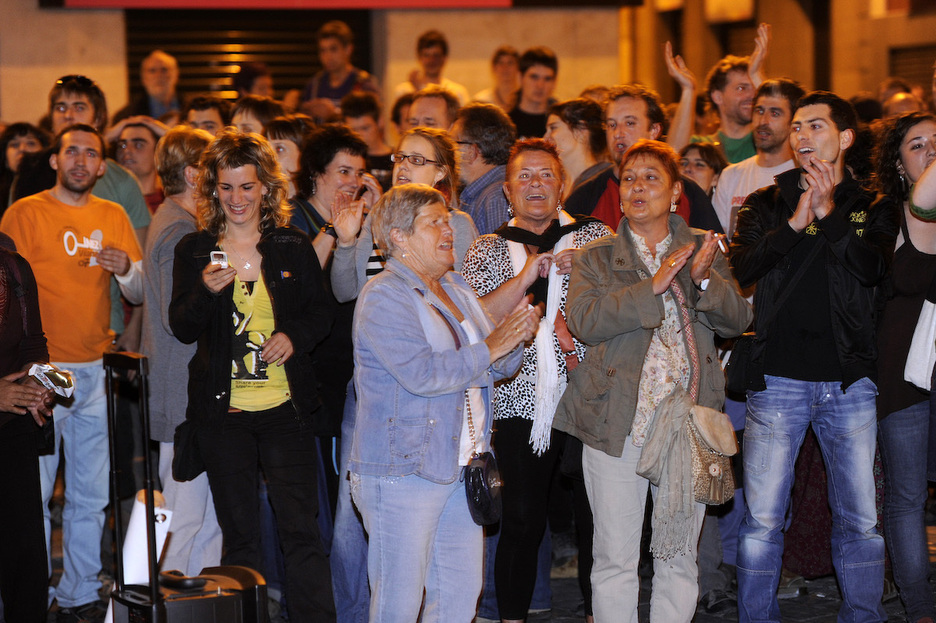 Alegría entre los concentrados en Iruñea. Bildu podrá presentarse a las elecciones de mayo de 2011.
