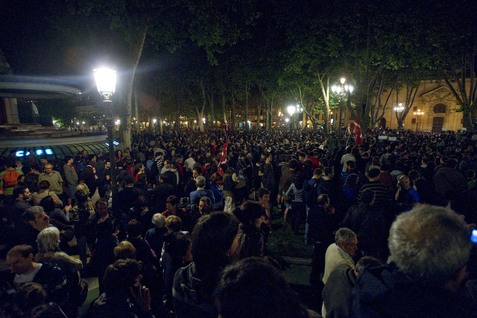 Una multitud en el Arenal de Bilbo la noche que se conoció que Bildu podría presentarse a las elecciones de mayo de 2011, su primera cita electoral.