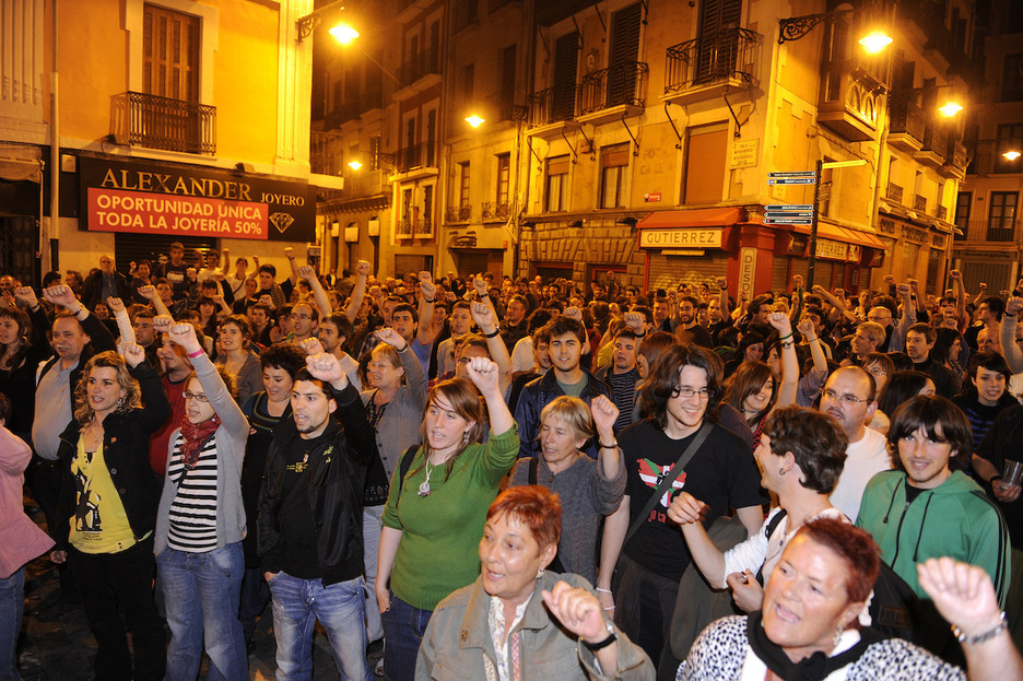 Puño en alto en Iruñea. Bildu estará en las elecciones de mayo de 2011.