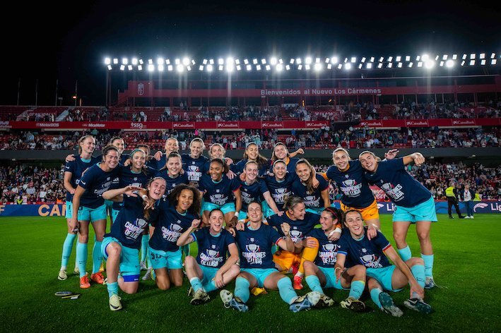 Las jugadoras del Barcelona celebran el título de Liga en el césped de los Nuevos Cármenes. (FC Barcelona)