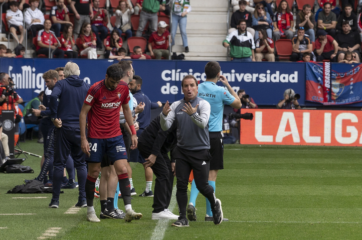 Un enfadadísimo Jagoba Arrasate protesta por no dejar entrar a Catena al campo mientras se produce el 0-1 bético.
