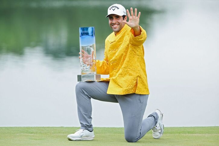 Adrián Otaegui posa con su trofeo en China.