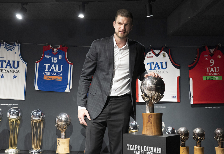 Tiago Splitter, durante su comparecencia antes de retirar su camiseta.