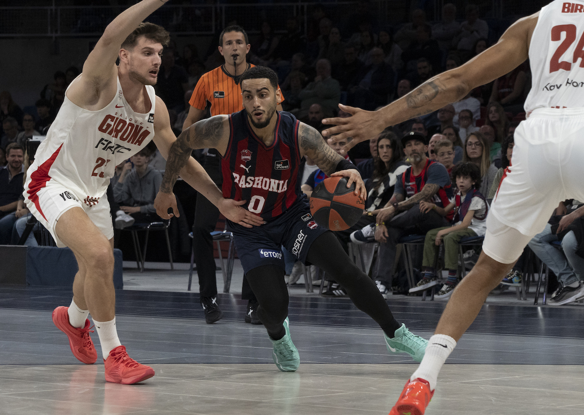 Ni los 30 puntos de Howard le han podido dar el triunfo a Baskonia. (Raúl BOGAJO/FOKU)