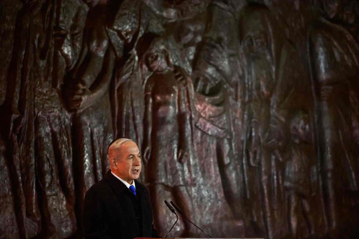 Netanyahu defendiedno la guerra con un altorrelieve al fondo que alude al Holocausto judío.