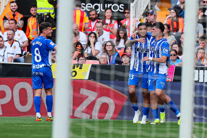 Los jugadores del Alavés celebran el gol de Javi López que ha dado la permanencia matemática.