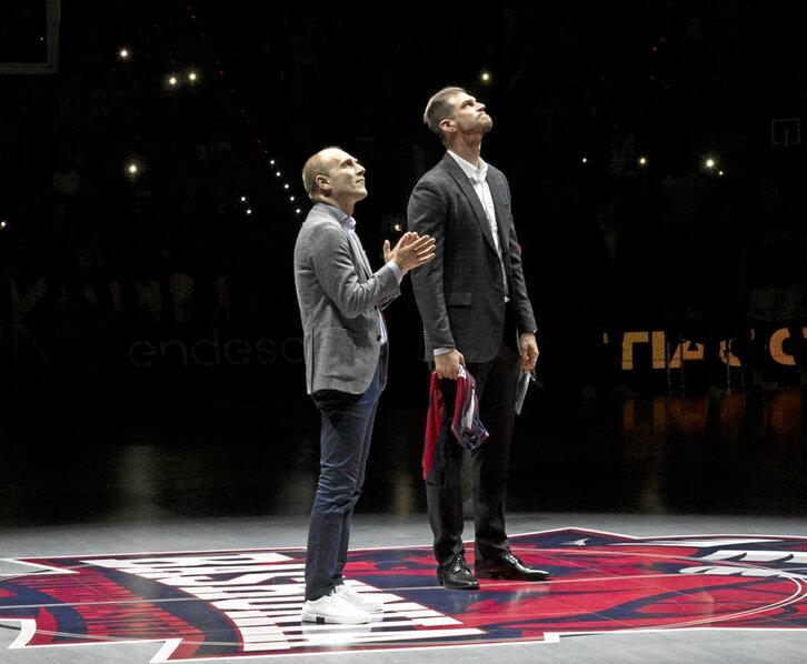 Tiago Splitter observa hacia el cielo, lugar donde Baskonia colocó su camiseta «21».