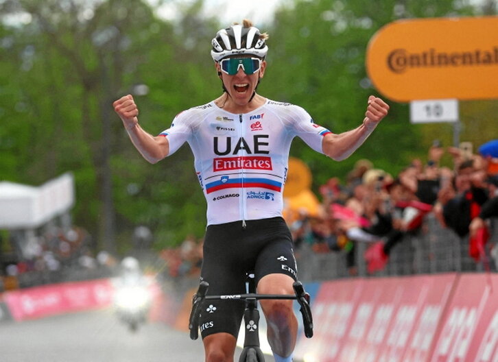 Tadej Pogacar entra vencedor en Oropa.