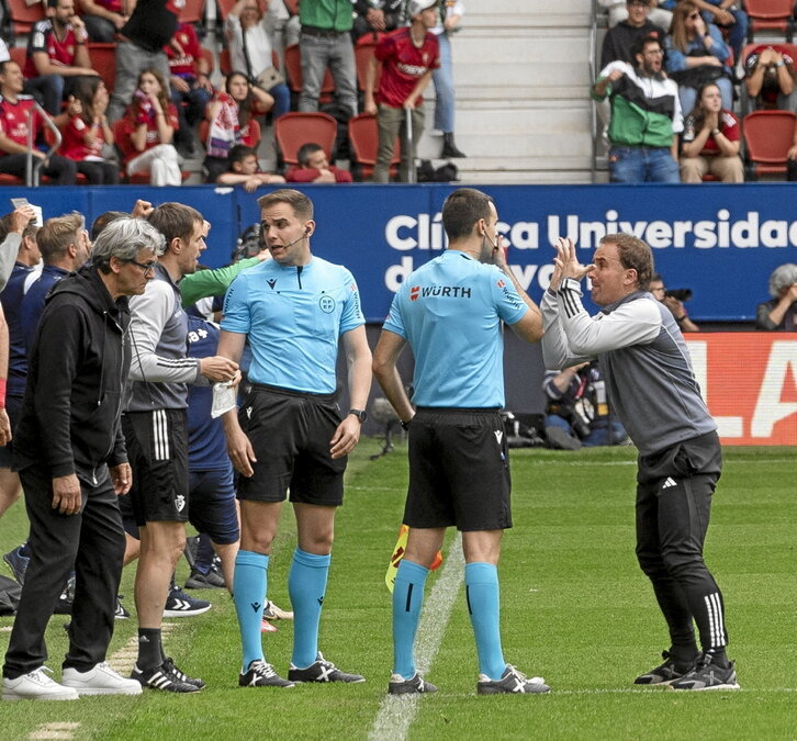 Un enfadadísimo Arrasate fue expulsado por García Verdura, al que le vino grande el envite.
