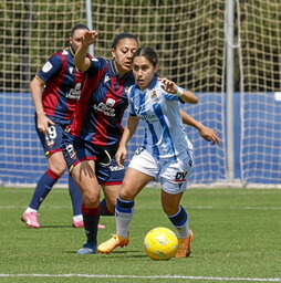 Lorena se lleva el balón ante Paula Fernández.