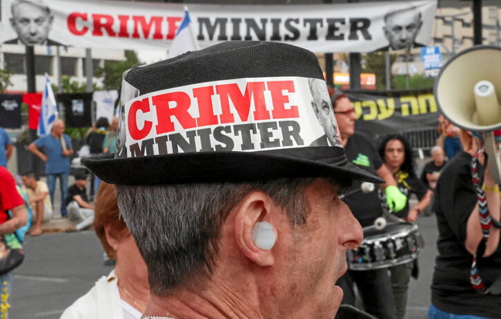 Manifestante israelí durante una protesta contra Netanyahu y por el alto el fuego en Tel Aviv.