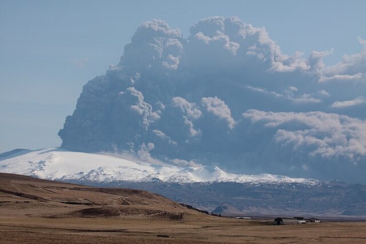 Eyjafjallajökull sumendiak errauts hodeia eragin zuen.