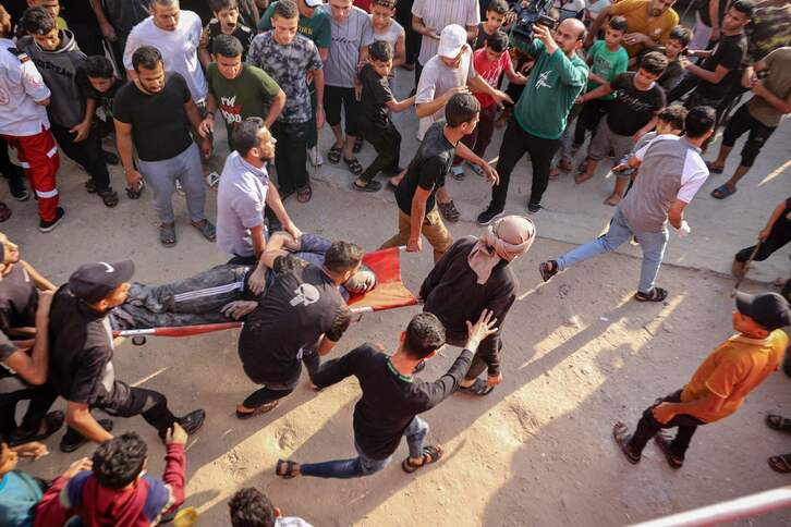 Traslado de un herido en Rafah.