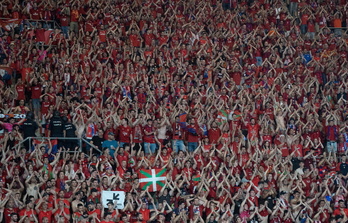 Parte de la abarrotada grada rojilla de La Cartuja.