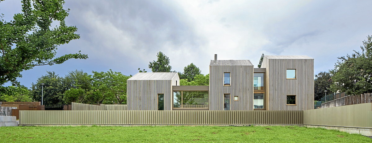 BAT etxearen barrualdea eta kanpoaldea. Zubietan dago etxebizitza hau.