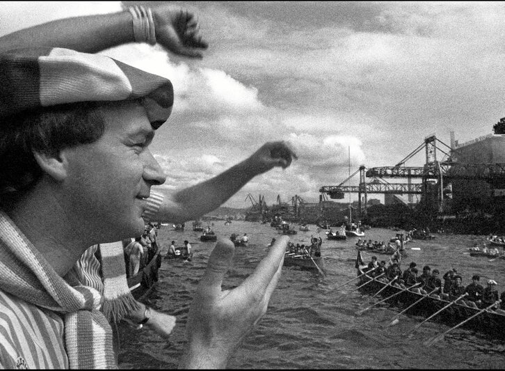 Javier Clemente, entrenador de aquel Athletic campeón, saluda desde la Gabarra.