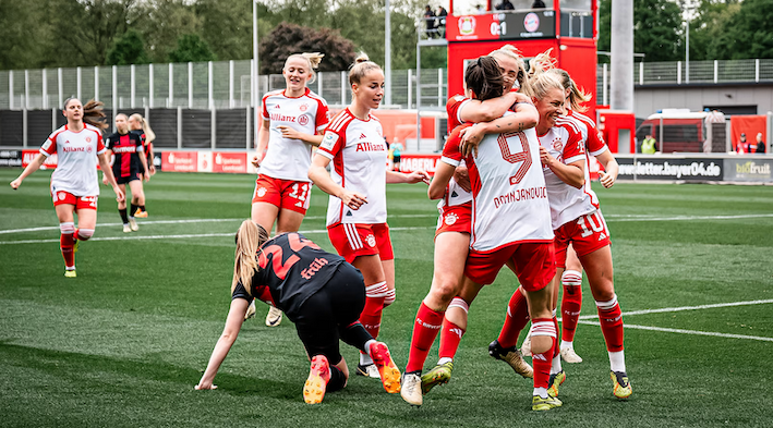Las jugadoras del Bayern se abrazan tras el pitido final en el Ulrich-Haberland. (BayernFrauen)