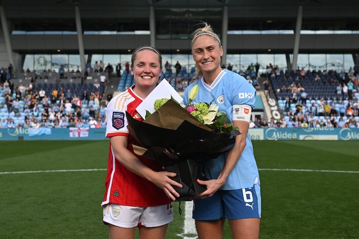 La capitana del Arsenal Kim Little participa en el homenaje a Stpeh Houghton, que dejará el fútbol a final de temporada. (ArsenalWomen)