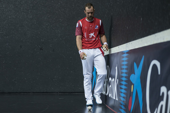 Aitor Elordi, burumakur, berea ematerik izan ez zuen igandeko partidan.