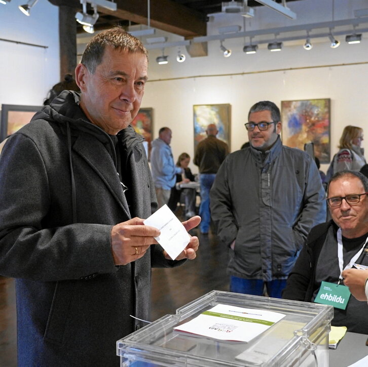 Arnaldo Otegi y Jesus Eguiguren, en sus respectivos colegios electorales, ejerciendo su derecho al voto.