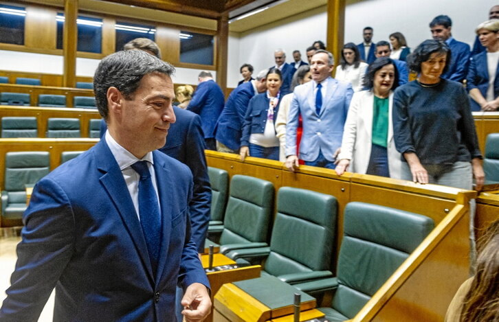 Imanol Pradales, junto al grupo parlamentario, dejando el salón de plenos.