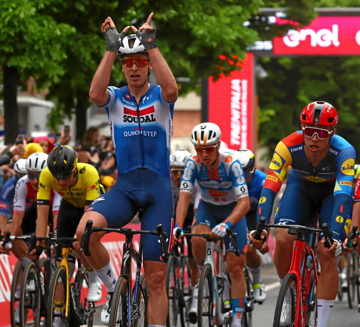 Tim Merlier celebra su triunfo en la tercera etapa del Giro ante Jonathan Milan.