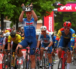 Tim Merlier celebra su triunfo en la tercera etapa del Giro ante Jonathan Milan.