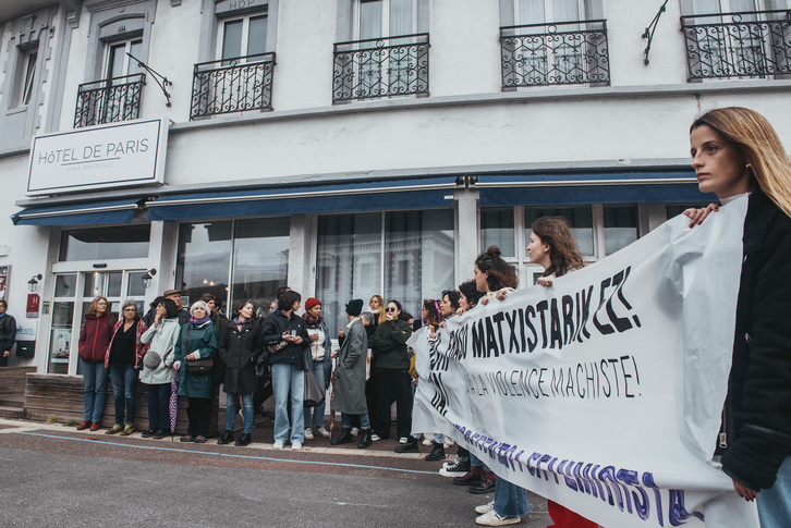 La protesta ha concluido a las puertas del hotel en que tuvo lugar el crimen.