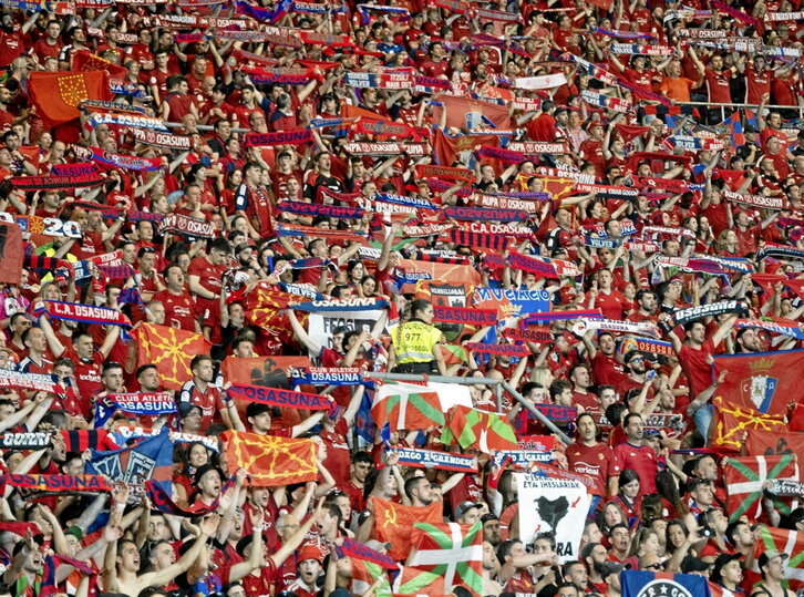 Parte de la grada rojilla en el estadio de La Cartuja durante la final copera.