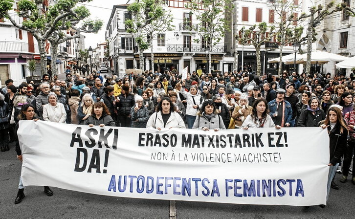 La concentración en la plaza Louis XIV dio paso a una marcha que culminó ante el Hotel de París, donde apareció muerta la mujer.