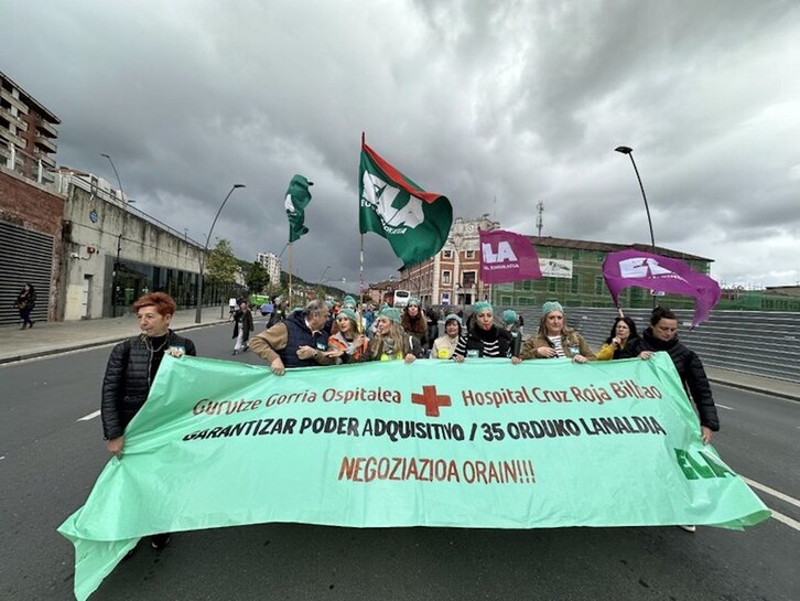 Manifestación de los y las trabajadoras del hospital de Cruz Roja en Bilbo.