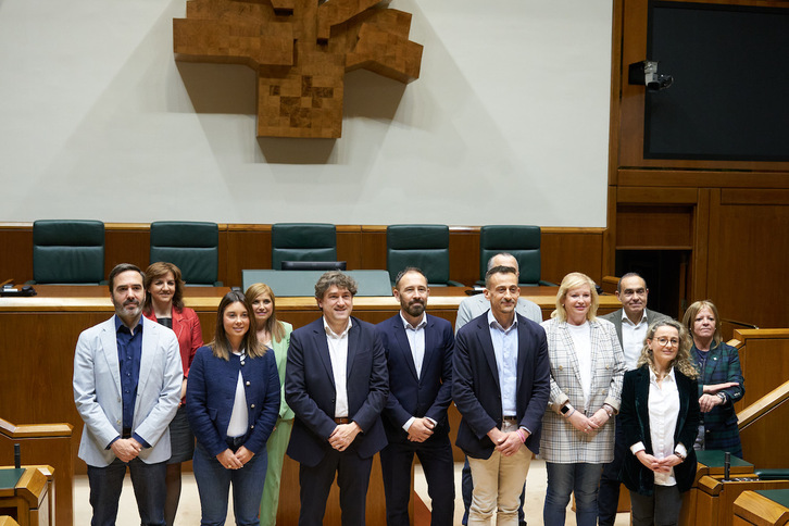 El nuevo grupo parlamentario del PSE se ha fotografiado en el salón de plenos.