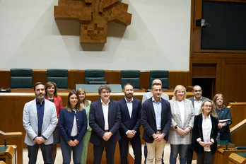 El nuevo grupo parlamentario del PSE se ha fotografiado en el salón de plenos.