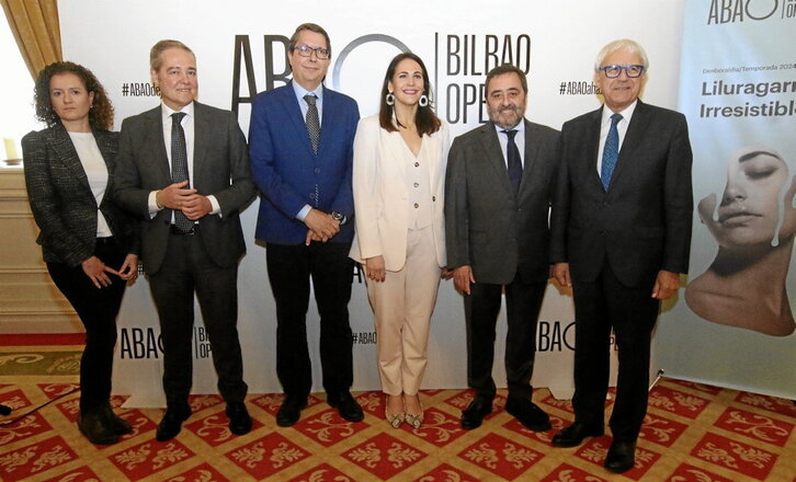 Representantes institucionales, con Juan Carlos Matellanes (segundo por la derecha).