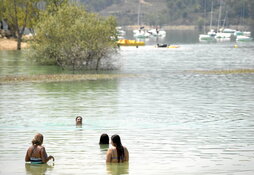 Allozko urtegiko hondartzak bandera urdina jaso du aurten lehenengo aldiz.