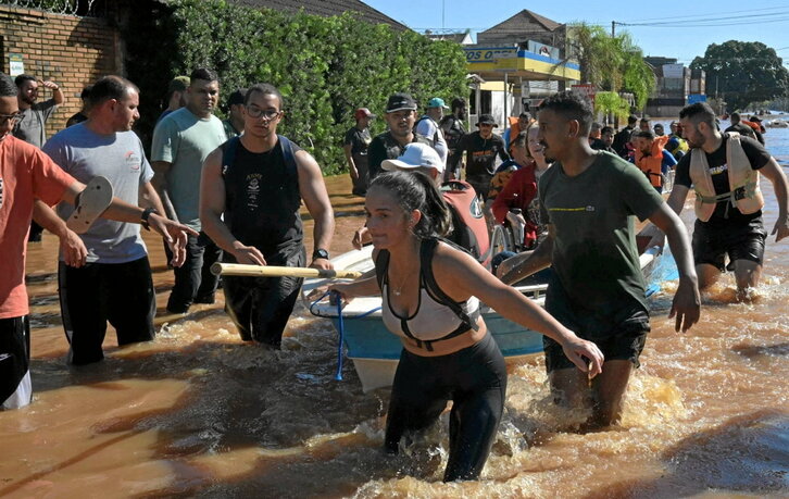 Porto Alegreko erreskate lanak, astelehenean.