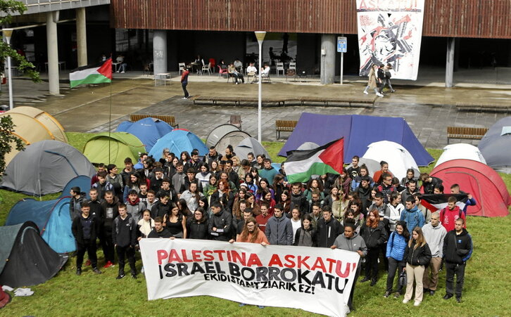 Leioako campusean Palestinari elkartasuna adierazteko atera zuten argazkia.