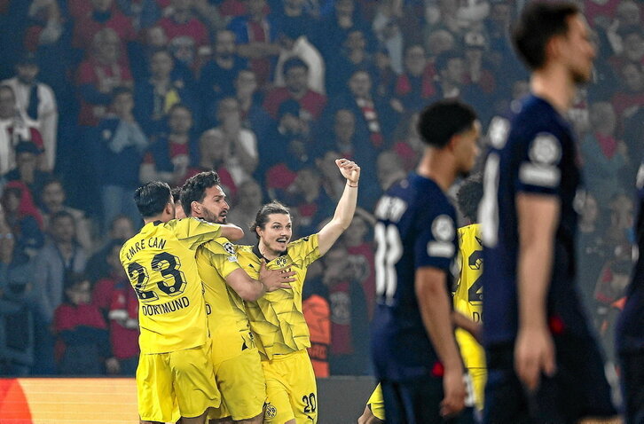 Los jugadores del Borussia Dortmund celebran el gol de Mats Hummes en el Parque de los Príncipes.