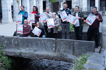 Udalerri Euskaldunen Egunaren antolatzaileak, kartela aurkezten, Lesakan.