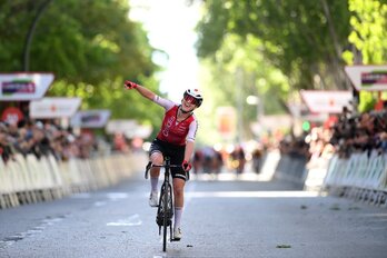 Hannah Ludwig celebra la primera victoria de la temporada del Cofidis en Iruñea.
