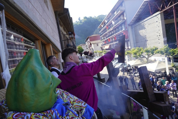 Aimar Alustiza herriko atleta gazteak bota du Legorretako txupinazoa asteazken arratsalde honetan.