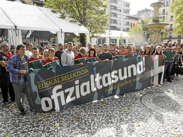 Imagen de una movilización anterior para reclamar la oficialidad de las selecciones vascas.