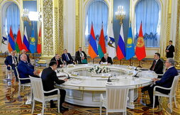 Líderes de los cinco países miembros de la Unión Económica Eurasiática reunidos ayer en Moscú.