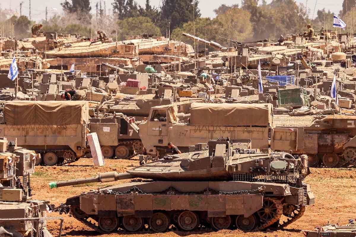 Tanques y blindados israelíes, a la espera de entrar en el sur de Gaza.Jack GUEZ | AFP