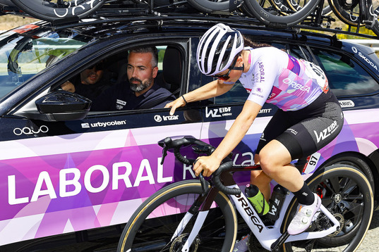 Ion Lazkano Cristina Tonettiri argibideak ematen, Espainiako Vueltan.