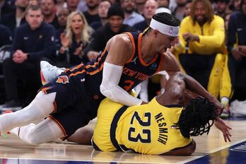 Josh Hart, sin descanso en todo el partido, pelea por un balón con Aaron Nesmith, de los Pacers.