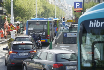 Tráfico denso este mismo jueves en el cruce entre la Avenida, Miramar y Urbieta.