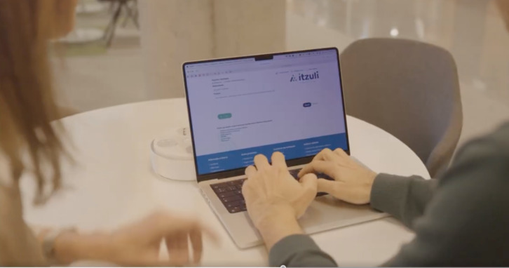 Lakuako Gobernuak garatu eta doan eskaintzen duen Itzuli itzultzailea saritu dute.
